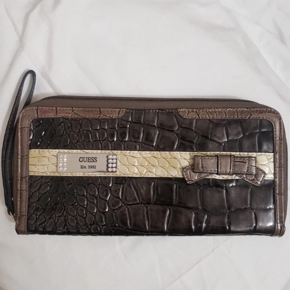 GUESS Silver & Grey Patent Leather Wristlet Walle